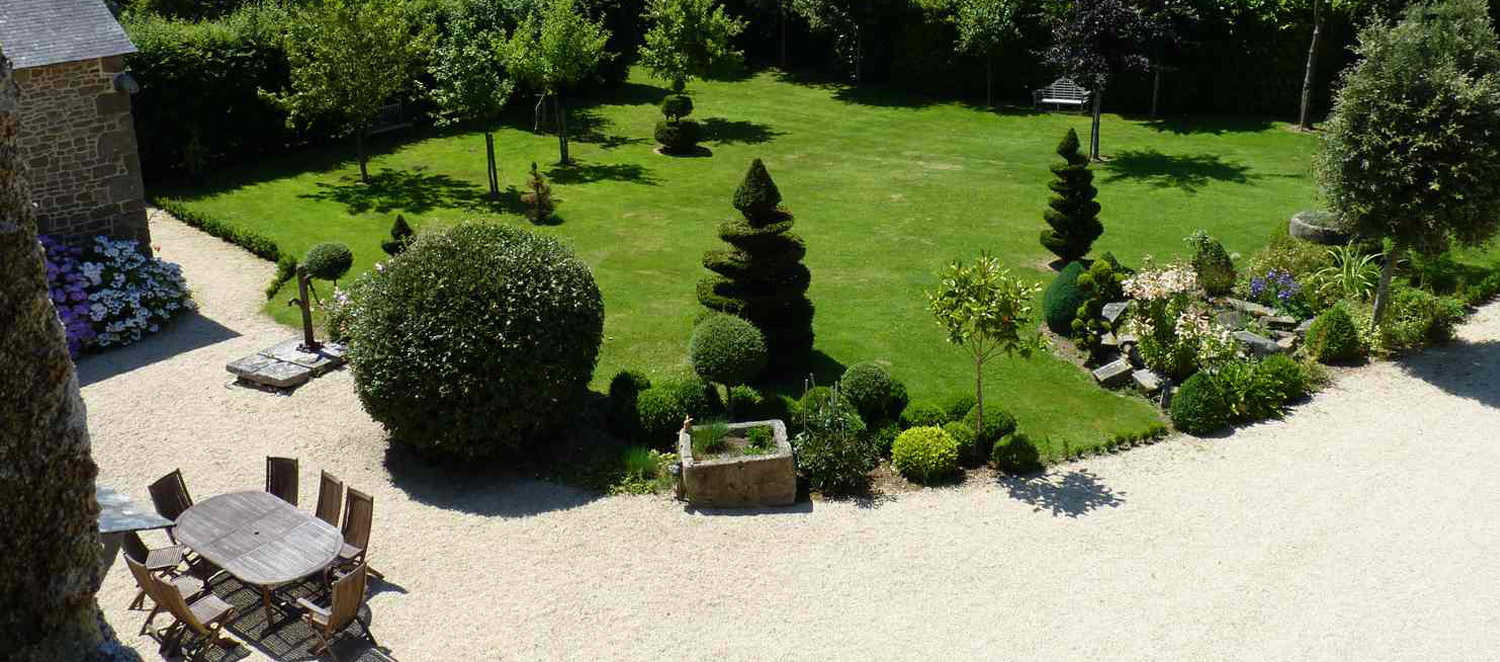 Manoir du Vaugarny, topiary garden, Brittany, St Etienne en Cogles, Historical Manor House